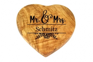 Personalisiertes Olivenholzbrett in Herzform *Mr & Mrs mit Wunschname* 25x24 cm